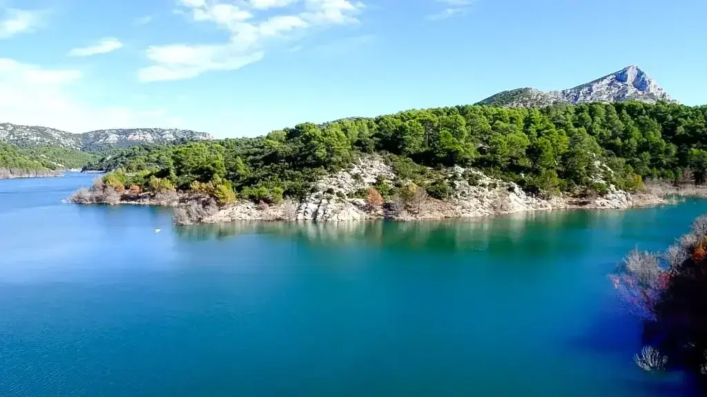 Lac du Bimont avec vue sur la Sainte-Victoire