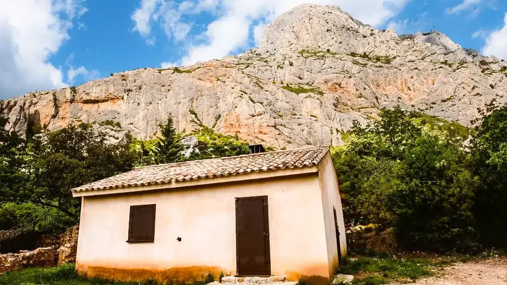 Refuge Cézanne au pied de la Sainte-Victoire